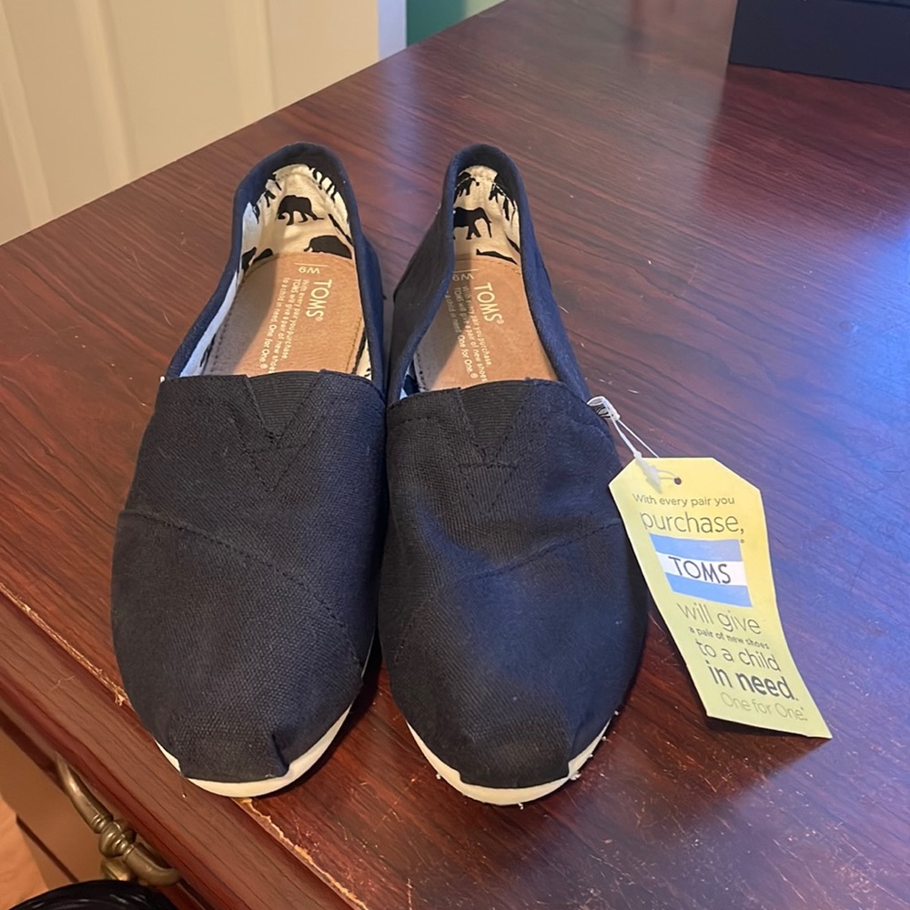 TOMS NWT black size 9